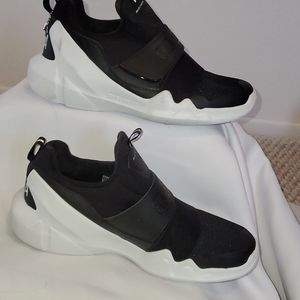 Skechers air cooled memory foam tennis shoes sz 7